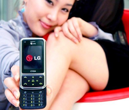 fotounolgsh240 - LG presenta un nuovo slide-phone: SH240