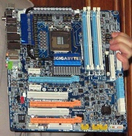 gigabyte_p55_he_board_01r.jpg