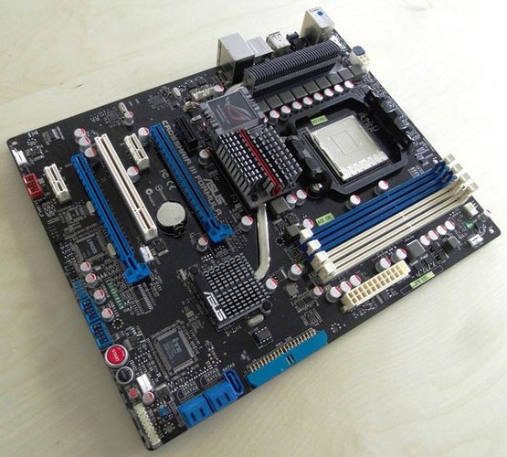 Asus Crosshair III Formula board 01 - Prime immagini per l'Asus Crosshair III Formula 790FX