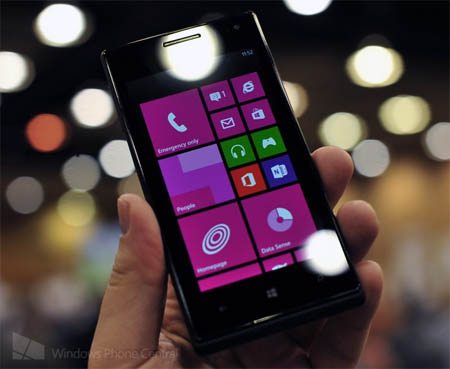 Huawei Ascend W1 CES 2013 WPCentral 01 - Huawei Ascend W1: nuovo smartphone con Windows Phone 8